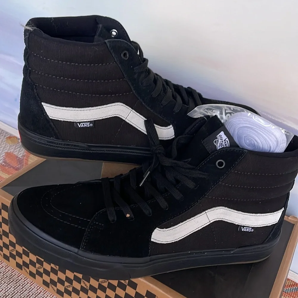 Vans WMNS Bmx Sk8-Hi
Black/Black
VN0005V0BKA
Sneakers - Picture 11 of 16